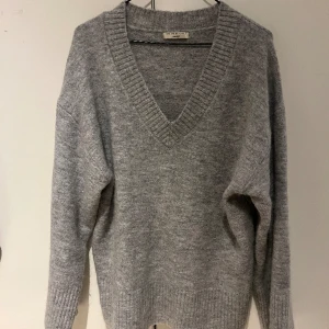 Grå stickad  - Säljer en jättefin grå stickad tröja från ginatricot. Nysick och helt oanvänd då den inte har kommit till användning. Storlek M Köpt i nypris 500, säljer för 300 vid snabb affär så kan pris diskuteras😊