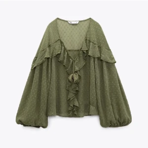 Zara topp - Säljer min jätte fina zara topp då den inte kommer till användning 💖❤️ den är i jätte fint skick och har inga defekter ❤️