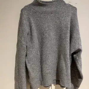 Säljer en grå stickad tröja från Hm säljer för 100kr, vid frågor är det bara att höra av sig😊