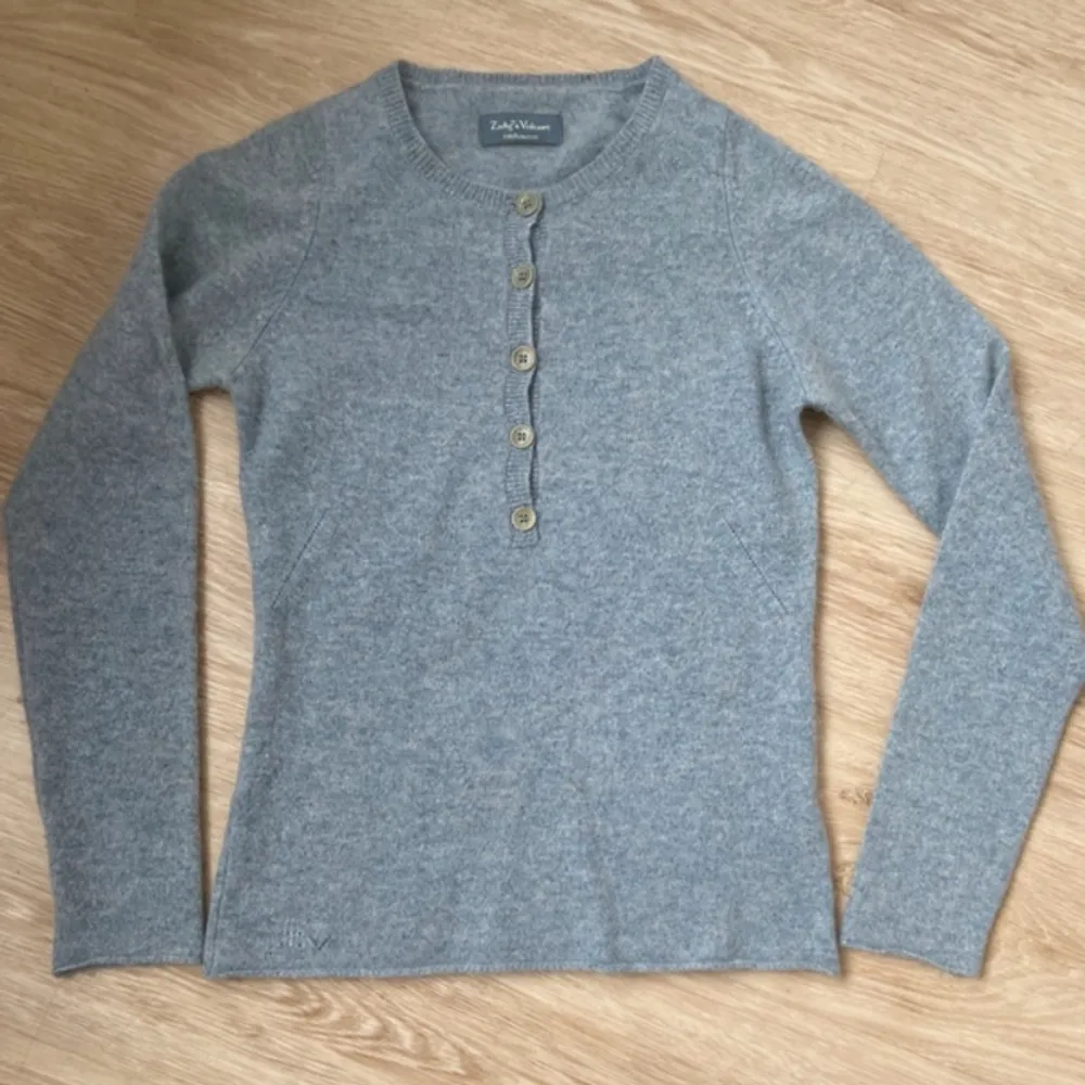 Jätte fin Zadig tröja i 100% kashmere, använd några fåtal gånger, köpt i Paris för 1500. Tröjor & Koftor.