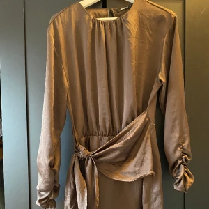 Gina tricot - Jätte fin festklänning från Gina tricot endast använd en gång i bra skick storlek 38. Slutar en bit över knäna på mig som är ungefär 160