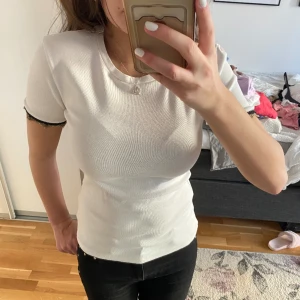 Tröja  - Tröja från zara i mycket bra skick då den andats är använd enstaka gånger 