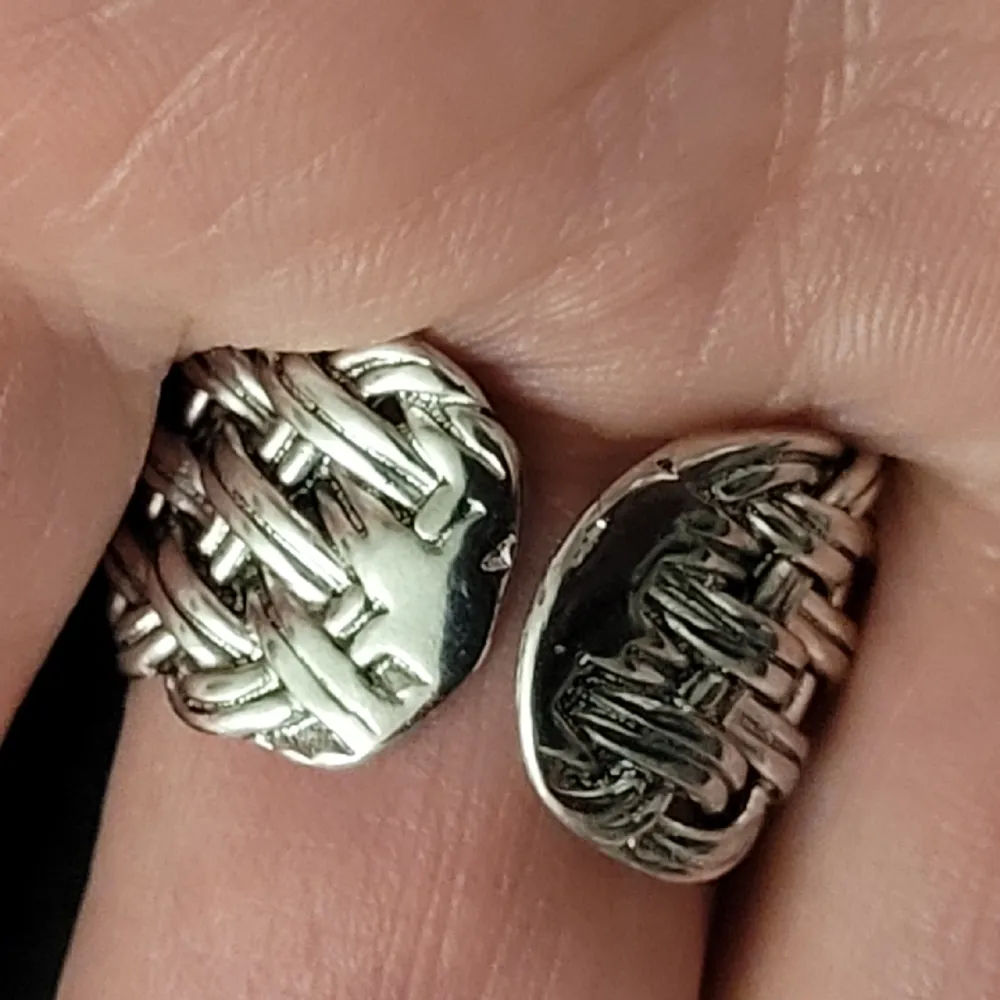 Helt ny silver 925 ring justerbar kommer passa de flesta fingrar . Accessoarer.