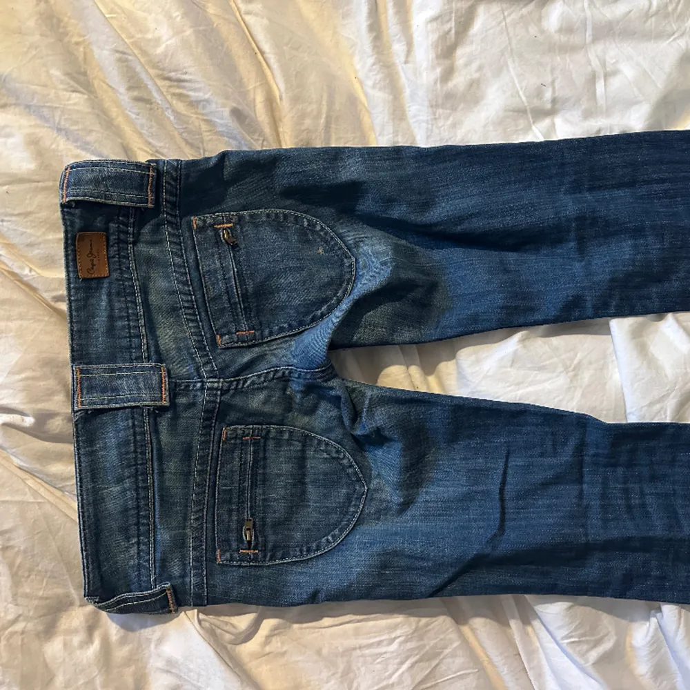 jättesnygga jättelågmidjade jeans som är för små för mig och därav säljer. Jeans & Byxor.