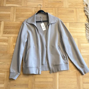 Filippa K Jude jacket sz. M - Snygg jersey-jacka från filippa K i nyskick, tags på och allt. Storlek M, true to size. Nice till sommarkvällar, långt under retail, passa på:)