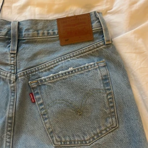Levis shorts - Helt nya Levis bästsäljande 501 shorts med prislappen kvar❤️ Storlek 28, kan tyvärr inte ta bilder på då de är för stora för mig! Nypris 600kr