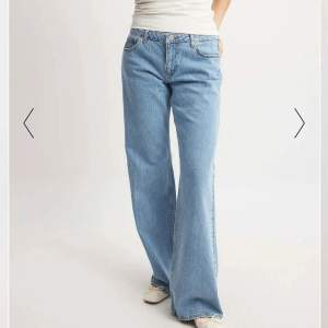 Blå jeans från NAKD. Strl 38. Kostar 700kr på hemsidan. Använda max 4 gånger så i toppen skick! Skriv för mer frågor