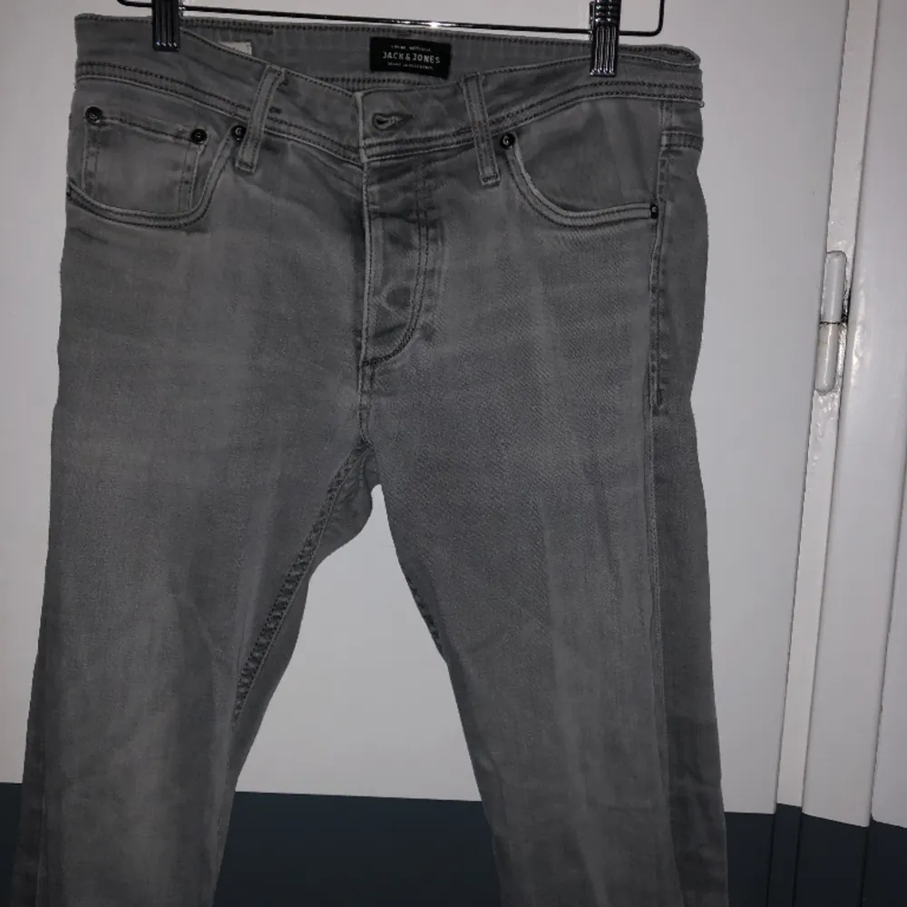 Ett par grå jeans från Jack&Jones som tyvärr är för små för mig men väldigt bra skick! W:31 Men skulle säga typ 30-29. Pris kan diskuteras . Jeans & Byxor.
