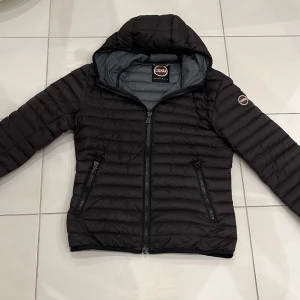 Colmar jacka - Säljer denna Colmar dunjacka i relativt bra skick, perfekt nu inför våren. Storlek 48 passar S/M. Ända defekten är ett litet håll vid bröstet som är lätt att fixa. Ställ frågor vid minsta lilla fundering. pris kan diskuteras 