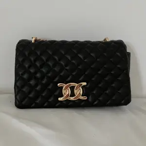 Hej, Det här är en väska från H&M. Det är en svart väska med den liten guldkedja. Jag säljer den för 100 kronor!❤️