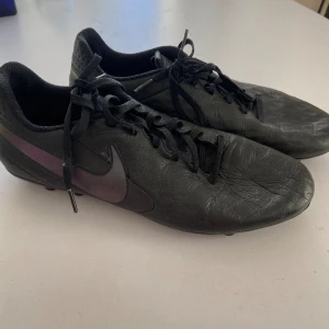 Nike tiempo - Fotbollskor i skinnmaterial, skick 5/10 därav priset.  Hör av er vid frågor och funderingar. Skickar gärna fler bilder ifall det behövs.  