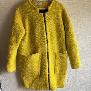Jacka från zara strl M - Gul teddyjacka/kappa från Zara 