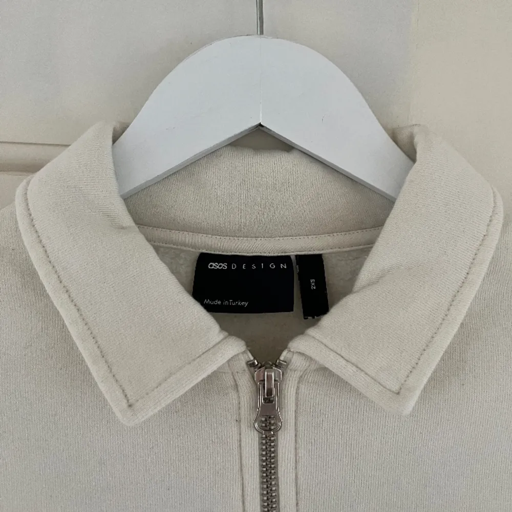 Säljer denna half zip från asos. Knappt använd och den är i bra kvalité. Storleken är 2XS enligt tröjan men passar egentligen mer som S/M, är 171cm. Skick 8/10. Tröjor & Koftor.