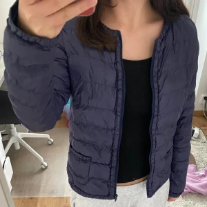 Mörkblå / lila Vårjacka - Snygg vårjacka som tyvärr inte kommer till användning. Har ett litet hål som syns på sista bilden. Hålet syns inte utifrån och inget som märks. Står ingen storlek men skulle säga xs/s