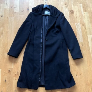 Svart Bretty Barclay rock - Svart rock som har använts sparsamt, Svart rock säljs då den inte används! köpt år 2021 i NK, Stockholm, skick 10/10, Väldigt sällsynt. Passar perfekt för den som vill sticka ut i mängden med sin unika style! Priset kan diskuteras