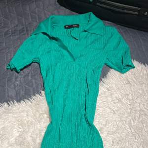 Grön klänning med krage, stretchiga och otroligt skön kan användas både vinter och sommartid. Storlek 36 köpt från New Yorker Säljes för 50kr+fraktpris