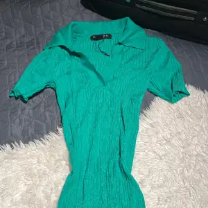 Grön klänning med krage, stretchiga och otroligt skön kan användas både vinter och sommartid. Storlek 36 köpt från New Yorker Säljes för 50kr+fraktpris