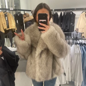 Pälsjacka - Säljer min skit snygga pälsjacka från zara då jag vill ha en svart istället💗💗