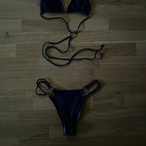 Y2k bikini!!💙🩵 - Här har vi ett bikini set från Urban outfitters!  Den är använd ett fåtal gånger men kan inte ha kvar den pga för liten! 