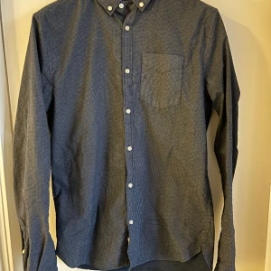 Superdry Skjorta Blå Herr - Väldigt bra kvalité. Blå skjorta med vita prickar. Storlek large.