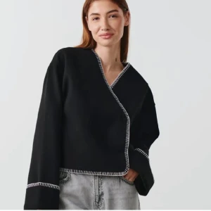 Svart kofta med vita sömmar - Säljer denna populära kofta från Gina tricot i storlek L men mer som en M. Snyggt när den är lite oversize! 450 + frakt eller bud ❣️❣️