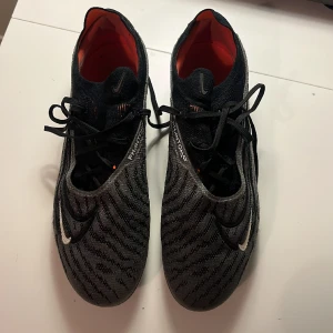 Fotbollsskor  - Säljer mina Nike phantom i storlek 42, säljer dom pga av att dom är förstora har använt dom Max 10 gånger. Orginalpris 2900 säljer för 2000. Årsmodell 2023