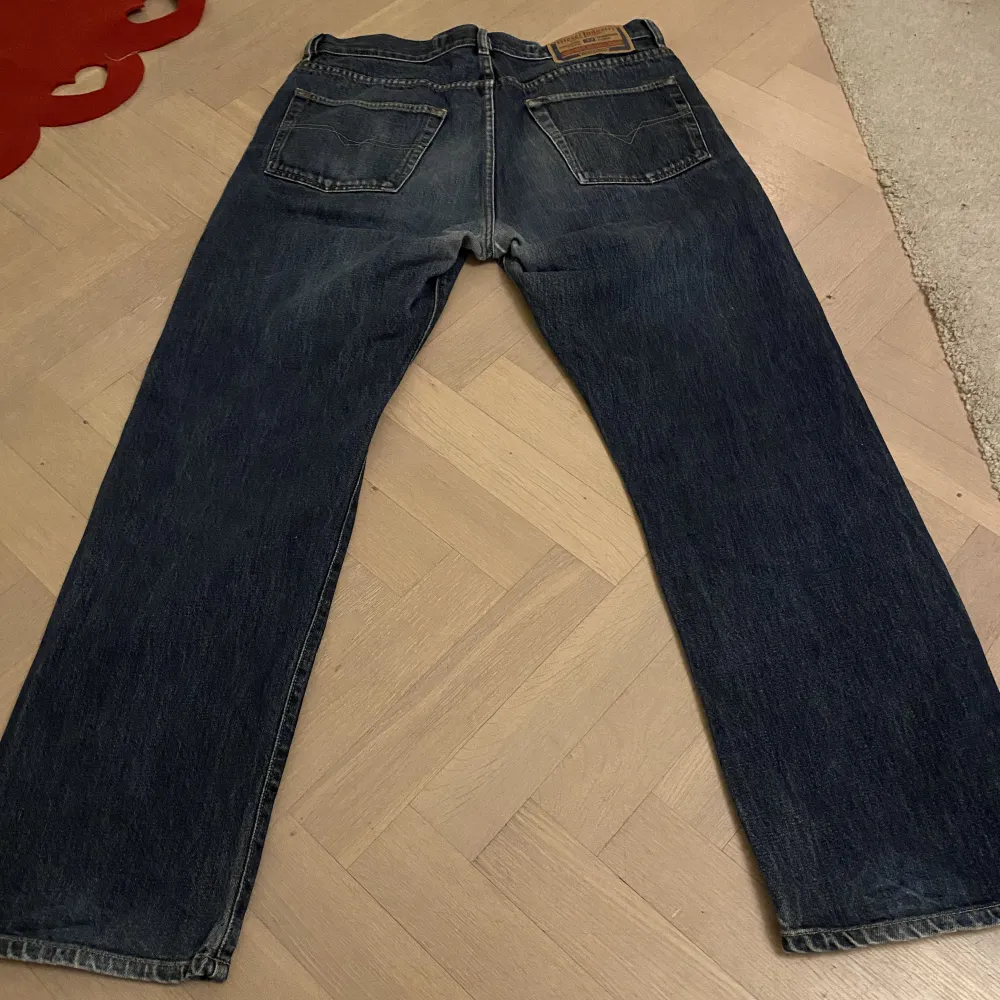 Snygga mörkblå Diesel jeans med dieselstorlek 34 men känns som ett par 32/32.. Jeans & Byxor.