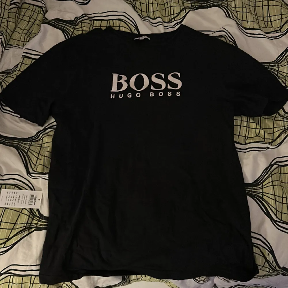 Säljer denna Hugo boss t-shirts nu 10/10 skick storlek ålder 16 . T-shirts.
