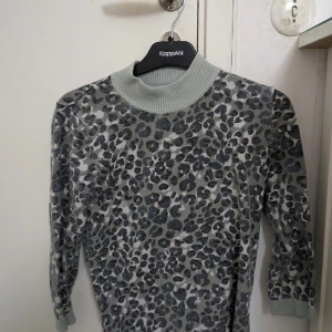 En leopard tröja  - En ljusblå leopard tröja med en krage i storlek S Pris 99kr ☺️