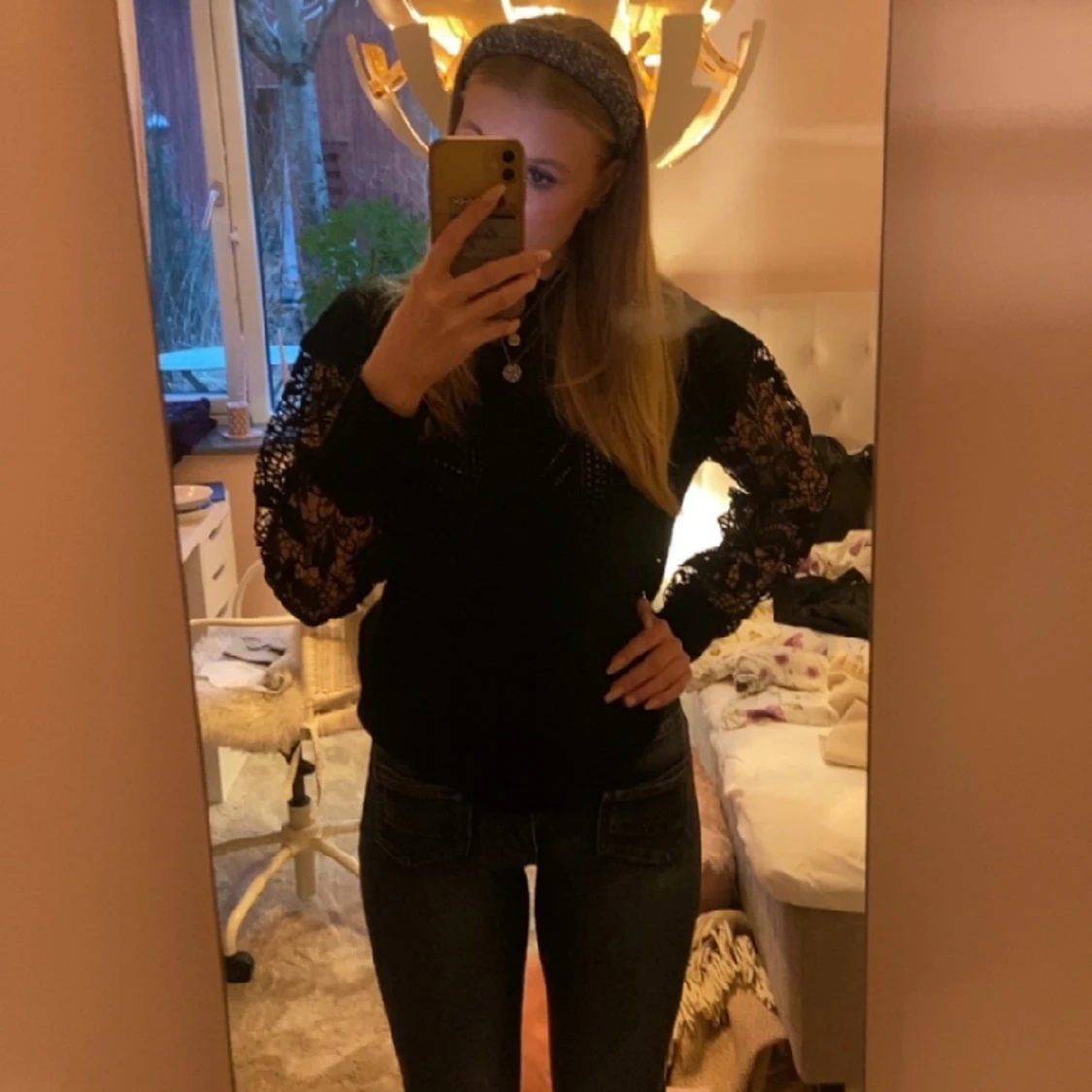 Tunn stickad tröja med spets på ärmarna - 90