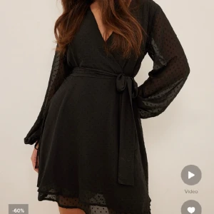 Söt klänning svart  - Söt svart klänning nyskick knappt använd💕 Justerbara ärmändar, du kan dra in dem eller ha dem vida 