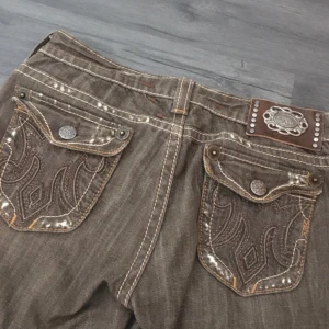 Coola jeans - Lågmidjade, bootcut, passar de som har storlek M. Sitter bagge på mig som oftast har storlek 36/38 på jeans ⚠️Slitna nere vid hälarna⚠️ bild fanns inte plats så hör av er för att få bild!  Färgen på jeansen skiftar i brun/grå