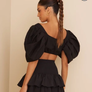 Topp - Supersnygg festtopp! Har prislappen kvar och är i nyskick, köpte för 400kr❤️