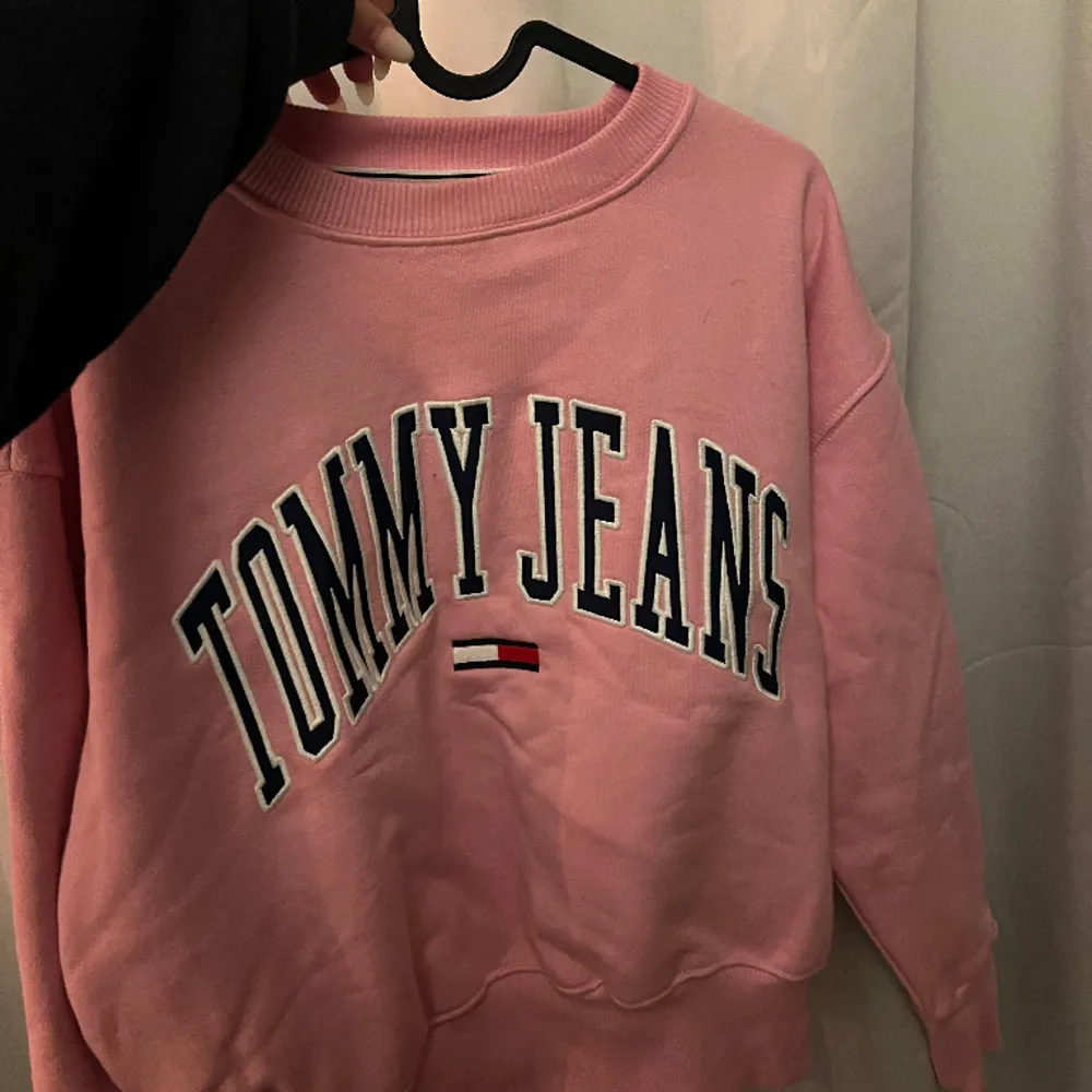 Fin rosa tröja från tommy hilfiger, kommer dessvärre inte till användning ❤️. Tröjor & Koftor.