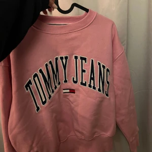 Rosa Tommy jeans tröja - Fin rosa tröja från tommy hilfiger, kommer dessvärre inte till användning ❤️