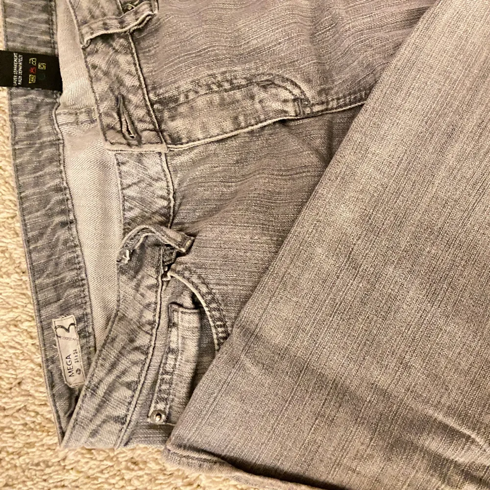 Jättefina gråa lågmidjade jeans. Lite stora på mig men brukar knäppa en till knapp i gylfen💕 säljer eftersom jag har för många jeans. ❤️. Jeans & Byxor.