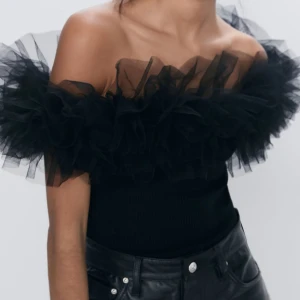 Zara - Svart body offshoulder med tyll i strl M 🖤