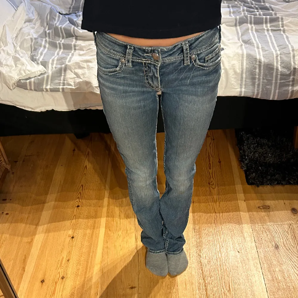 Snygga lågmidjade jeans med cool bakficka! Innerbenslängden är 76cm och midjemått rakt över 36cm. Hör av dig vid frågor eller fler bilder!😊 Se profil för fler snygga jeans!. Jeans & Byxor.