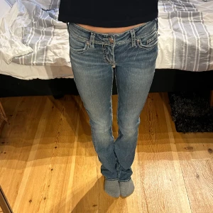 Lågmidjade jeans - Snygga lågmidjade jeans med cool bakficka! Innerbenslängden är 76cm och midjemått rakt över 36cm. Hör av dig vid frågor eller fler bilder!😊 Se profil för fler snygga jeans!