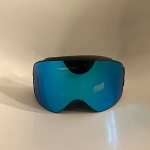 skidglasögon - helt oöppnade oanvända nya skidglasögon! köpte 2 och har aldrig använt dessa! sista bilden är på det andra paret!