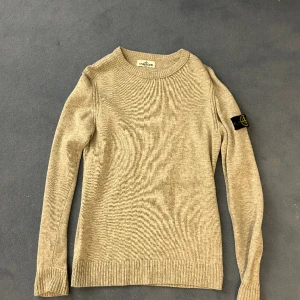Stone island tröja - En stickad tröja från stone island junior, i storlek 14 men sitter större, tröjan passar på mig och jag är 178. Köptes på stone island hemsida för 300€, mitt pris 700kr. Inget orginal finns kvar, kontakta mig vid funderingar.