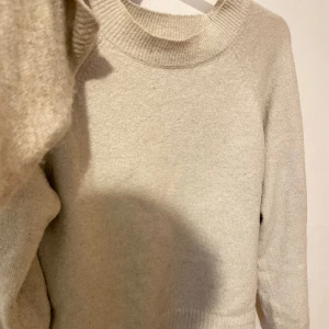 Vero moda stickad  - Säljer denna beiga stickad tröja från vero moda. Använd antal gånger kommer inte till använding nu mera dock. Pris kan diskuteras.