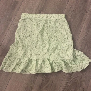 Kjol - Grön kjol från Gina använd fåtal gånger, fint skick! 