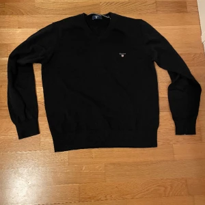 Mörklblå Gant tröja - Mörkblå Gant-tröja perfekt till vintern. Säljer eftersom den blivit för liten. Använd fåtal gånger. Passar även XS. Pris kan diskuteras.