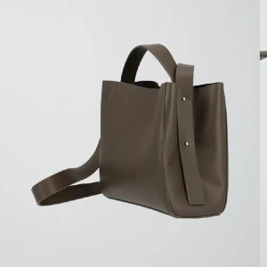 Väska Gina Tricot - Så fin väska från Gina tricot. Slutsåld online och i typ alla butiker enligt hemsidan. Svårt att pricka vilken färg det är men grå/grön, supersnygg! Använd fåtal gånger så inga skavanker. Nypris 399kr