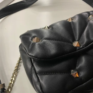 Zara väska - Säljer en populär Zara väska som är helt oanvänd! 