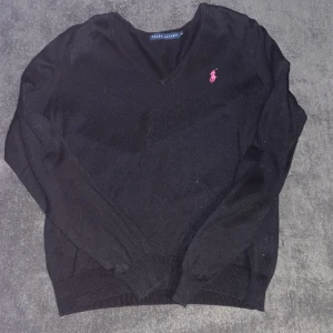 Ralph lauren sweater! - Supersnygg oanvänd Ralph Lauren tröja med rosa märke, storlek L men är väldigt liten i modellen.💕