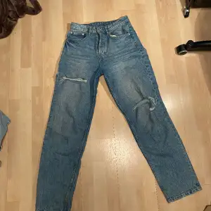 Högmidjade Jeans med hål på låret och knäet. Säljer då dem blivit för stora. Använt sparsamt 