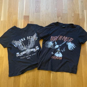 T-shirts med tryck⚡️🔥 - Svarta t-shirts med örn tryck. Säljs både styckvis och som ett par, om du vill ha båda kostar det 40kr . Den ena är xxs och den andra är xs 