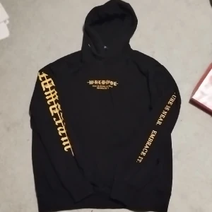 Stor Snygg Svart hoodie - En använd hoodie med tryck o text. Lite noppig men skön, stor. Alla kläder jag säljer tvättas såklart innan leverans, frakt kostar inte och kan även gå med på prissänkning om de behövs! Storlek Large från Divided:))